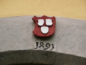 Das Wappen am Hauseingang mit der Jahreszahl 1493 zeigt die Zugehörigkeit zum Hause Weinsberg